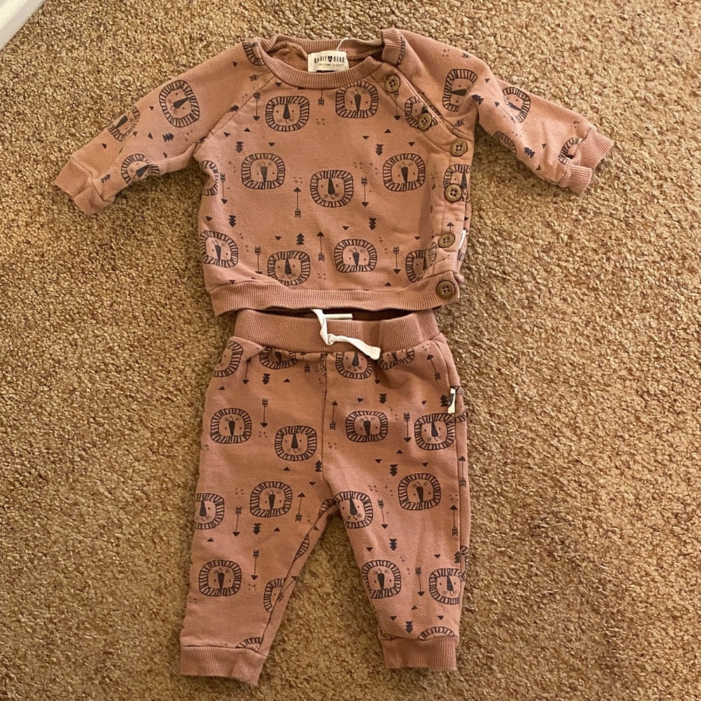 Brown sweatsuit with Lion Print